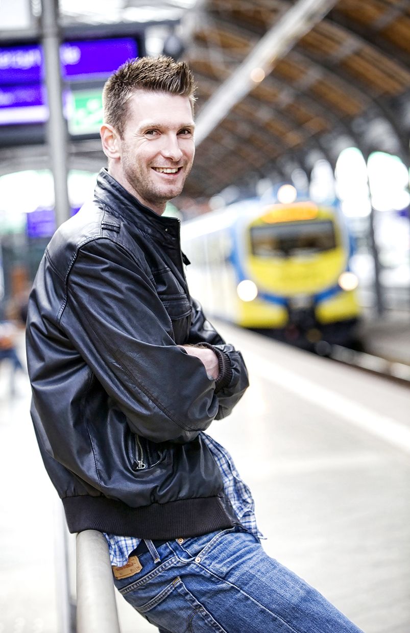 Łukasz Kadziewicz, sesja wizerunkowa, siatkówka, foto: Luiza Różycka, Luiza Różycka fotografia, Dworzec główny PKP Wrocław, fotografia portretowa