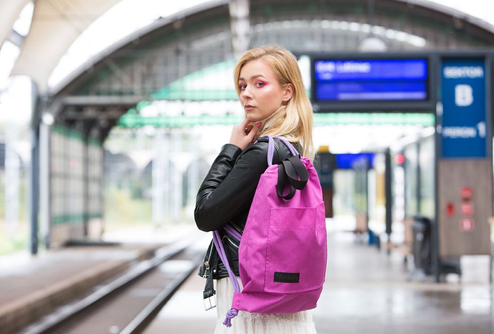 Fotografia wizerunkowa, sesja plenerowa Wrocław, Luiza Różycka, Wrocław, Lula bag'y, Dworzec Główny, Wrocławska projektantka Barbara Nowacka, hand made, plecak worek, plecaki