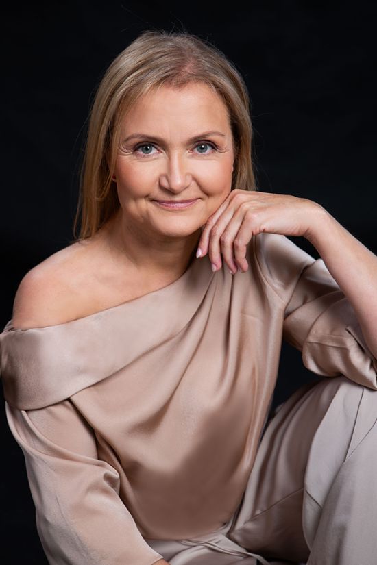 Elegancki portret pisarki na czarnym tle