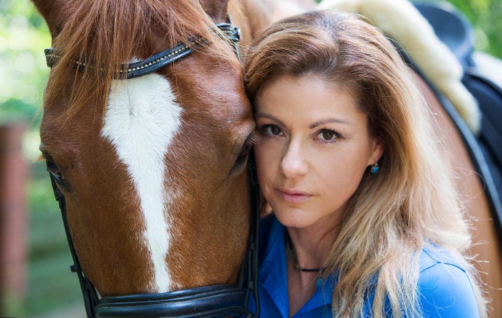 Monika Knoppek, foto Luiza Różycka, sesja plenerowa , sesja z koniem