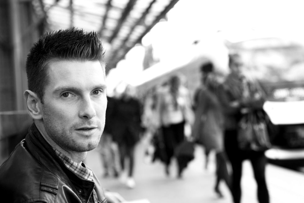 Łukasz Kadziewicz, sesja plenerowa, Wrocław Dworzec główny, foto: Luiza Różycka